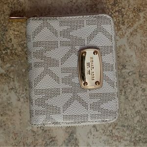 Small cream Michael Kors wallet